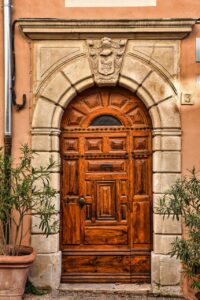 玄関の壁に発生したカビを効果的に取り除く方法は？