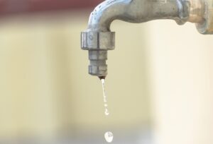 除湿機のタンクの水漏れを修理する方法は？