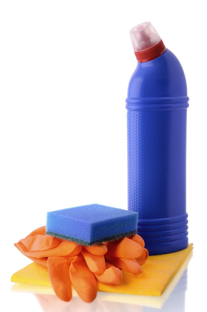 壁のカビ掃除に漂白剤はどのように使えば効果的ですか？